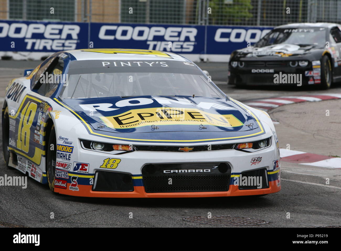 Tag 2 Am honda Indy in Toronto, Ontario, Kanada. Die NASCAR Pinty ist die Bühne in eine Schlacht zwischen Alex Tagliani (27) und Andrew Granger (18) am Ende Granger den Sieg nahm als Tagliani hatten Mühe auf der letzten Runde. Alex Tagliani sagte nach dem Rennen: "Ich war einfach nur hoffen, dass mein Auto machen würde, um die Ziellinie" j.f Dumoulin (4) 3 fertige Rd. Lukas Durda/Alamy leben Nachrichten Stockfoto Tag 2 Am honda Indy in Toronto, Ontario, Kanada. Die NASCAR Pinty ist die Bühne in eine Schlacht zwischen Alex Tagliani (27) und Andrew Granger (18) am Ende Granger den Sieg nahm als Tagliani hatten Mühe auf der letzten Runde. Alex Tagliani sagte nach dem Rennen: "Ich war einfach nur hoffen, dass mein Auto machen würde, um die Ziellinie" j.f Dumoulin (4) 3 fertige Rd. Lukas Durda/Alamy leben Nachrichten Stockfoto