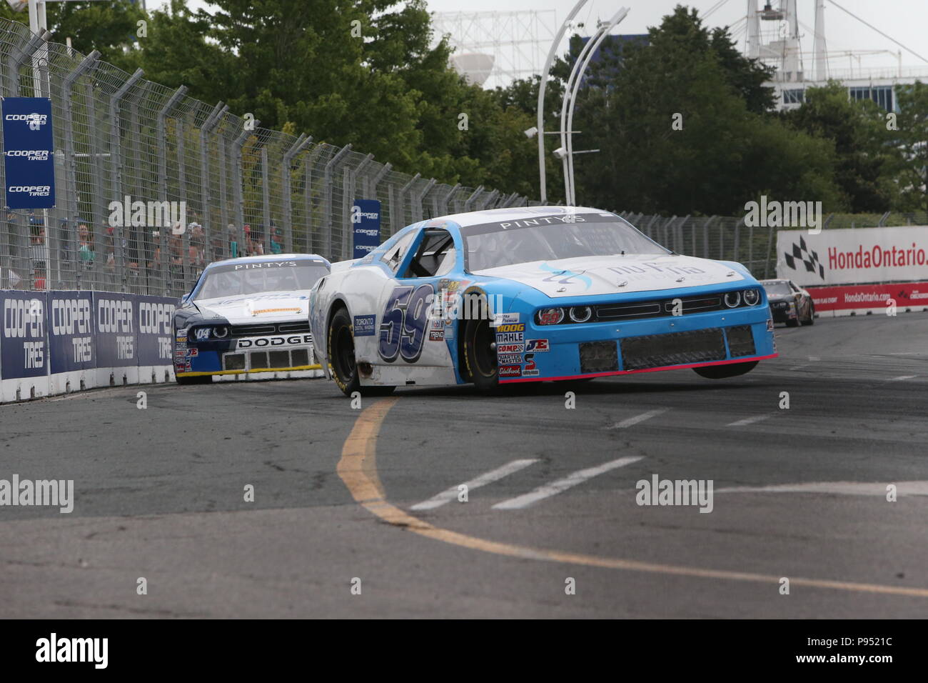 Tag 2 Am honda Indy in Toronto, Ontario, Kanada. Die NASCAR Pinty ist die Bühne in eine Schlacht zwischen Alex Tagliani (27) und Andrew Granger (18) am Ende Granger den Sieg nahm als Tagliani hatten Mühe auf der letzten Runde. Alex Tagliani sagte nach dem Rennen: "Ich war einfach nur hoffen, dass mein Auto machen würde, um die Ziellinie" j.f Dumoulin (4) 3 fertige Rd. Lukas Durda/Alamy leben Nachrichten Stockfoto Tag 2 Am honda Indy in Toronto, Ontario, Kanada. Die NASCAR Pinty ist die Bühne in eine Schlacht zwischen Alex Tagliani (27) und Andrew Granger (18) am Ende Granger den Sieg nahm als Tagliani hatten Mühe auf der letzten Runde. Alex Tagliani sagte nach dem Rennen: "Ich war einfach nur hoffen, dass mein Auto machen würde, um die Ziellinie" j.f Dumoulin (4) 3 fertige Rd. Lukas Durda/Alamy leben Nachrichten Stockfoto