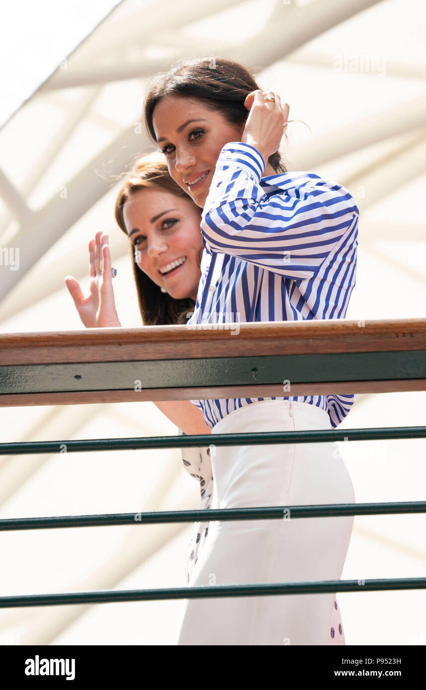 WIMBLEDON - Juli 14: Kate, Herzogin von Cambridge und Meghan, Herzogin von Sussex, besuchen Sie Wimbledon Tennis heute, 14. Juli 2018 zu beobachten, die Women's Final gewann durch Kerber. Es war ihre erste Solo zusammen Outing. Foto: © 2018 David Levenson Stockfoto