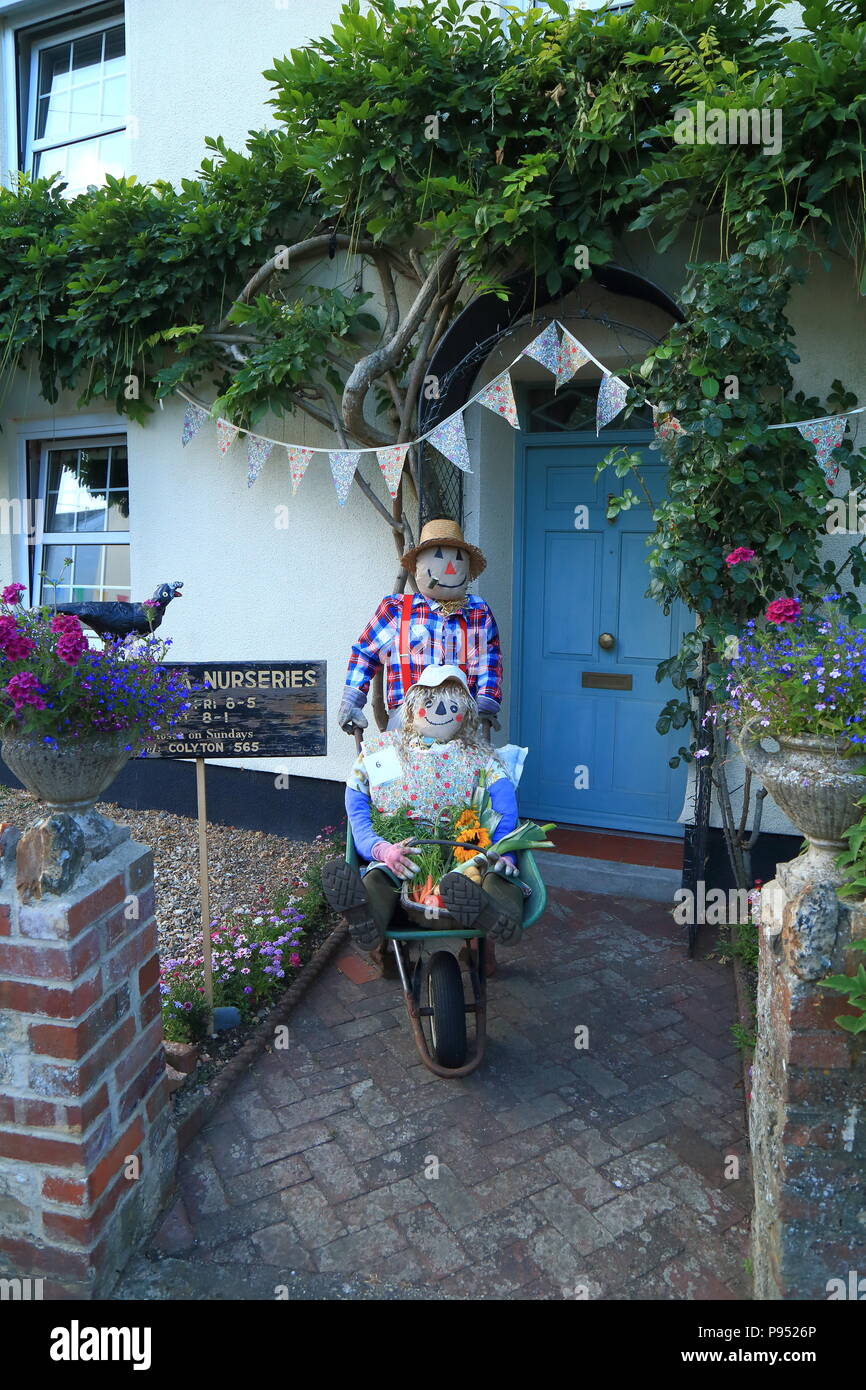 Musbury, UK, 14. Juli 2018. Stroh gefüllten Sofa hochzuschrecken um die Straßen von musbury Dorf in East Devon während einer Vogelscheuche Festival am Wochenende des 14. und 15. Juli statt. Stockfoto