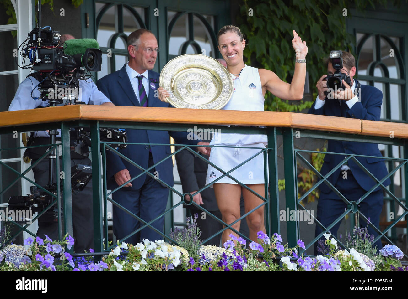 (180715) - LONDON, 15. Juli 2018 (Xinhua) - Angelique Kerber (2. R) in Deutschland hält die Trophäe, nachdem er die Endrunde der Ladies' Singles gegen Serena Williams aus den Vereinigten Staaten an der Wimbledon Championships 2018 in London, Großbritannien, am 14. Juli 2018. Angelique Kerber gewann 2-0, um den Titel zu behaupten. (Xinhua / Stephen Chung) Stockfoto