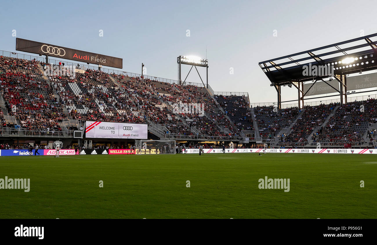 Washington DC, USA. 14. Juli 2018. Fans genießen das schöne Licht vor dem Eröffnungs-MLS Fußball Match bei Audi Feld zwischen dem DC United und die Vancouver Whitecaps FC in Washington DC. Justin Cooper/CSM/Alamy leben Nachrichten Stockfoto