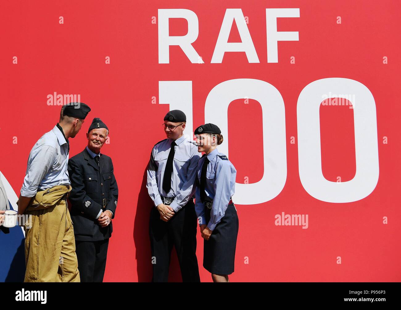 Peking, Großbritannien. 8. Juli 2018. Die Menschen in der britischen Royal Air Force Uniformen sprechen mit jedem anderen an RAF 100 (Royal Air Force 100. Jahrestag) Flugzeuge Tour in London, Großbritannien, am 8. Juli 2018. Quelle: Guo Qiuda/Xinhua/Alamy leben Nachrichten Stockfoto