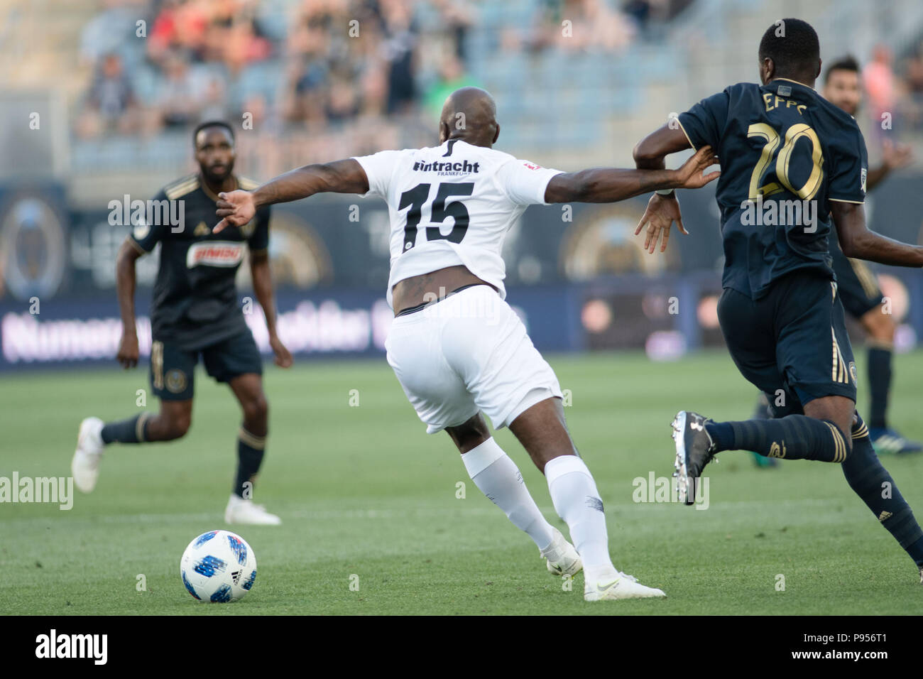 Chester, Pennsylvania, USA. 14. Juli 2018. Die Eintracht JETRO WILLEMS, (15), die in Aktion gegen Philadelphia Union Mittelfeldspieler MARCUS EPPS (20) während dem Spiel gegen die Union Talen Energie Stadion in Chester PA Credit: Ricky Fitchett/ZUMA Draht/Alamy leben Nachrichten Stockfoto