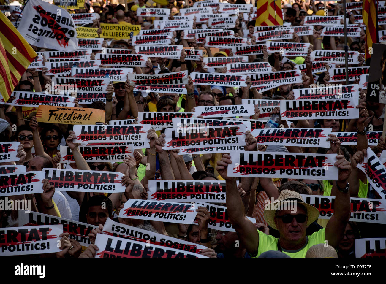 Barcelona, Katalonien, Spanien. 14. Juli 2018. In Barcelona Leute zeigen Banner Lesung im Katalanischen "Freiheit, politische Gefangene". Zehntausende marschierten durch die Straßen von Barcelona forderten die Freiheit des inhaftierten Katalanischen Führer und die Rückkehr der im Exil. Credit: Jordi Boixareu/ZUMA Draht/Alamy leben Nachrichten Stockfoto