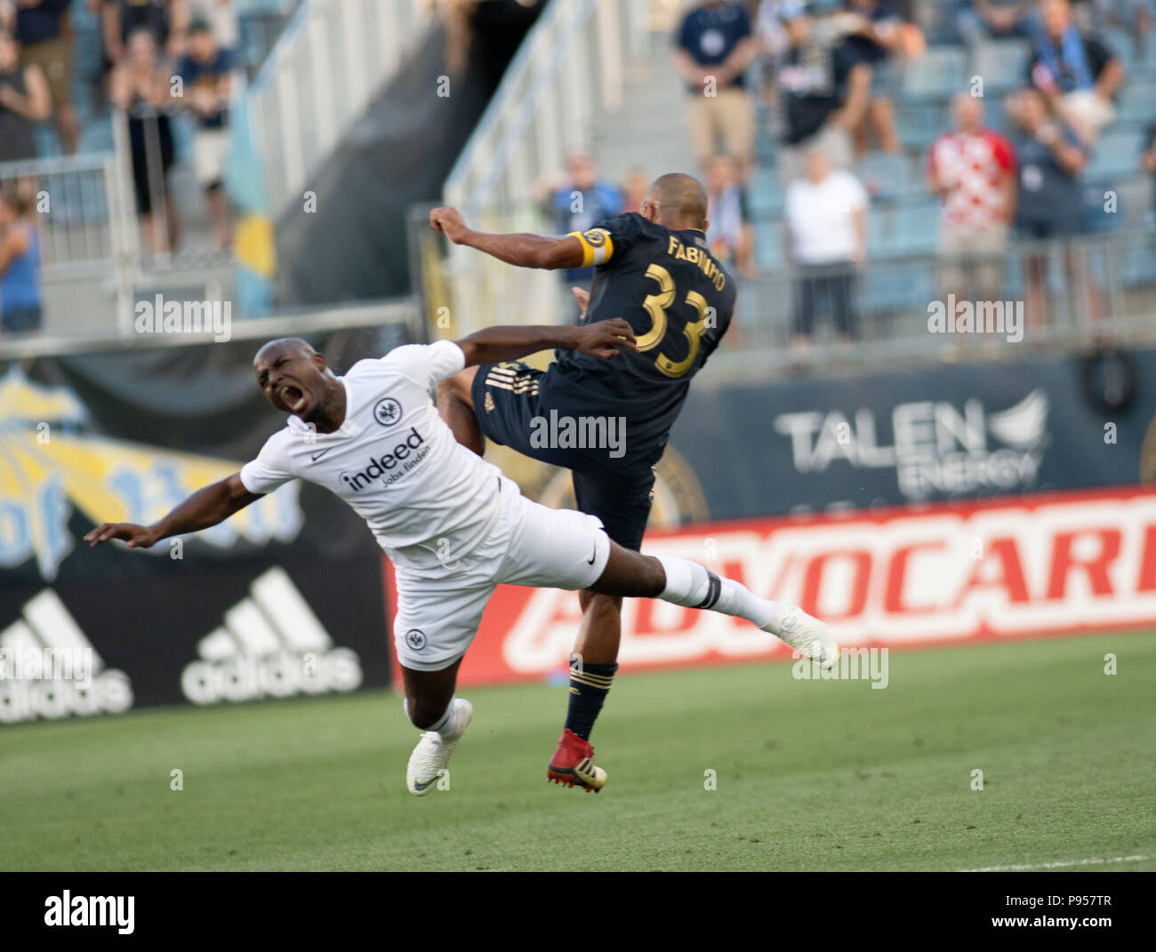 Chester, Pennsylvania, USA. 14. Juli 2018. Die Eintracht JETRO WILLEMS, (15), die in Aktion gegen Philadelphia Union Verteidiger FABIO (33) Bei dem Spiel gegen die Union Talen Energie Stadion in Chester PA Credit: Ricky Fitchett/ZUMA Draht/Alamy leben Nachrichten Stockfoto