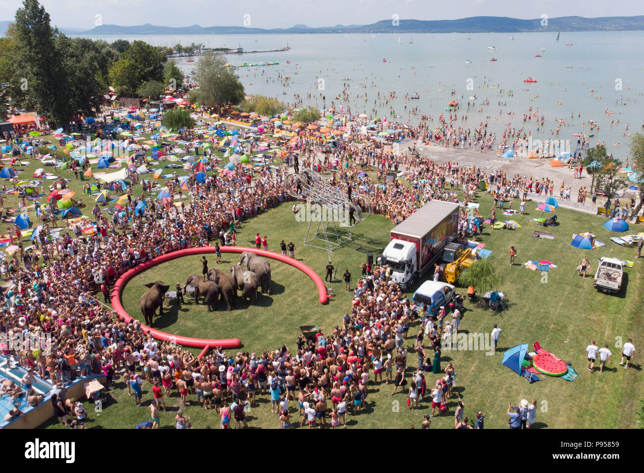 Balatonlelle 14 Juli 2018 Elefanten Der Ungarischen Nationalen Circus Fuhren Sie Wahrend Einer Aktivitat Forderung Der Circus Night Veranstaltung In Balatonlelle Ungarn Am 14 Juli 2018 Credit Attila Volgyi Xinhua Alamy Leben Nachrichten