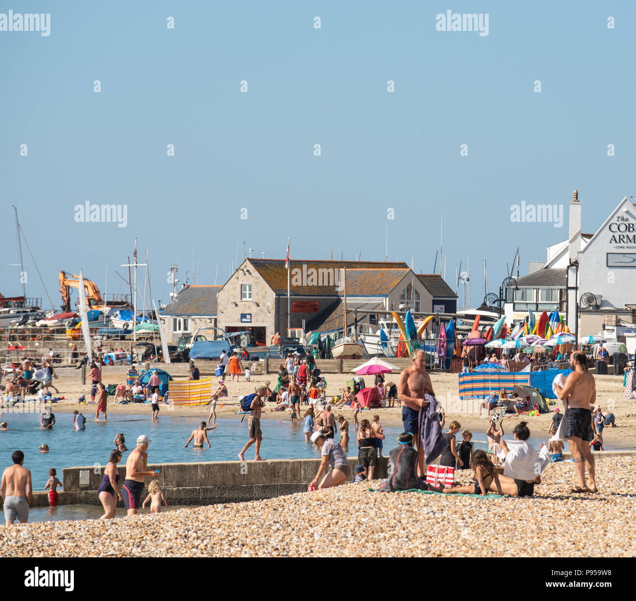 Lyme Regis, Dorset, Großbritannien. 15. Juli 2018. UK Wetter: Sehr heiß und sonnig St. Swithin's Day in Lyme Regis. Ein weiterer sprudelnden heißen Morgen in Lyme Regis. Die glühend heiße Temperaturen sind die Temperaturen wieder auf 30 Grad in vielen Teilen des Vereinigten Königreichs heute contune wie die hitzewelle weiter. Credit: Celia McMahon/Alamy Leben Nachrichten. Stockfoto