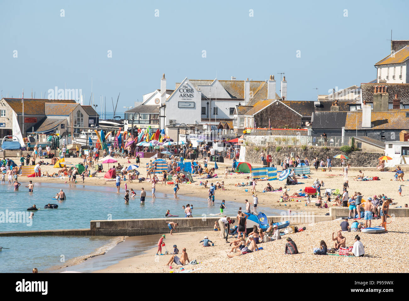 Lyme Regis, Dorset, Großbritannien. 15. Juli 2018. UK Wetter: Sehr heiß und sonnig St. Swithin's Day in Lyme Regis. Ein weiterer sprudelnden heißen Morgen in Lyme Regis. Die glühend heiße Temperaturen sind die Temperaturen wieder auf 30 Grad in vielen Teilen des Vereinigten Königreichs heute contune wie die hitzewelle weiter. Credit: Celia McMahon/Alamy Leben Nachrichten. Stockfoto