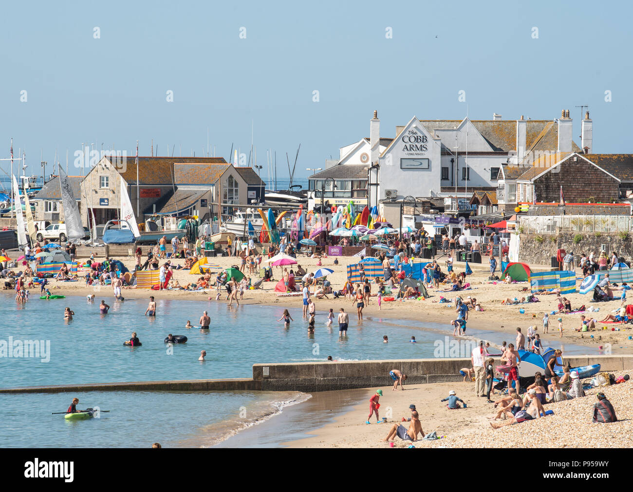 Lyme Regis, Dorset, Großbritannien. 15. Juli 2018. UK Wetter: Sehr heiß und sonnig St. Swithin's Day in Lyme Regis. Ein weiterer sprudelnden heißen Morgen in Lyme Regis. Die glühend heiße Temperaturen sind die Temperaturen wieder auf 30 Grad in vielen Teilen des Vereinigten Königreichs heute contune wie die hitzewelle weiter. Credit: Celia McMahon/Alamy Leben Nachrichten. Stockfoto