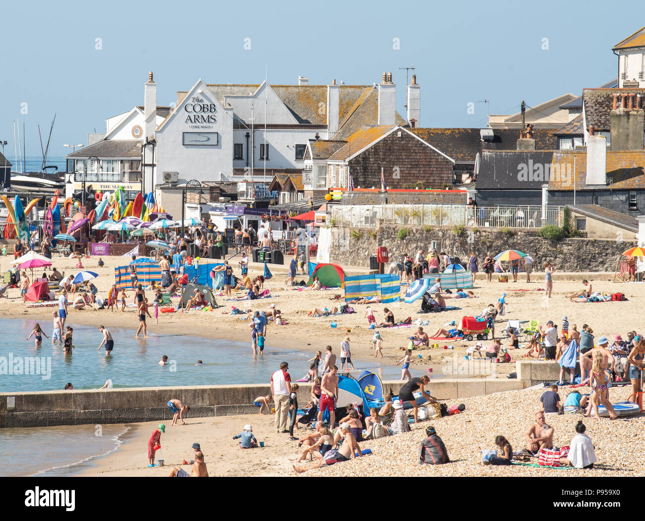Lyme Regis, Dorset, Großbritannien. 15. Juli 2018. UK Wetter: Sehr heiß und sonnig St. Swithin's Day in Lyme Regis. Ein weiterer sprudelnden heißen Morgen in Lyme Regis. Die glühend heiße Temperaturen sind die Temperaturen wieder auf 30 Grad in vielen Teilen des Vereinigten Königreichs heute contune wie die hitzewelle weiter. Credit: Celia McMahon/Alamy Leben Nachrichten. Stockfoto