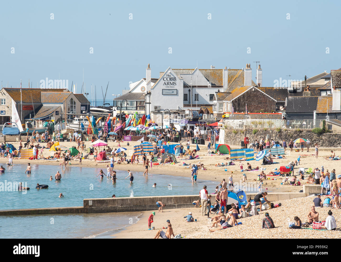 Lyme Regis, Dorset, Großbritannien. 15. Juli 2018. UK Wetter: Sehr heiß und sonnig St. Swithin's Day in Lyme Regis. Ein weiterer sprudelnden heißen Morgen in Lyme Regis. Die glühend heiße Temperaturen sind die Temperaturen wieder auf 30 Grad in vielen Teilen des Vereinigten Königreichs heute contune wie die hitzewelle weiter. Credit: Celia McMahon/Alamy Leben Nachrichten. Stockfoto