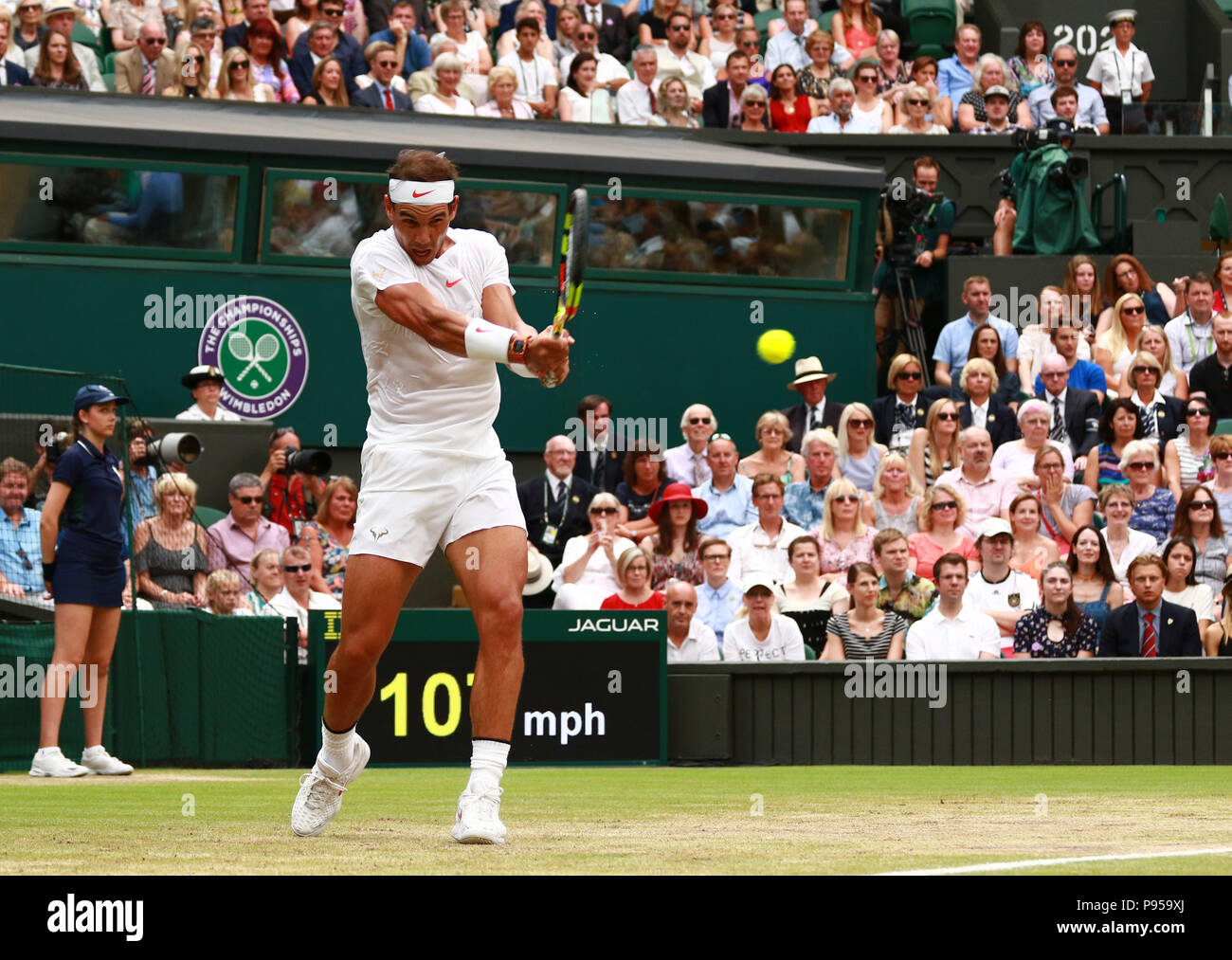 London, Großbritannien. 14. Juli 2018. Rafael Nadal in Aktion. Rafael Nadal, Novak Djokovic übereinstimmen, bevor die Damen Finale zwischen Angelique Kerber und Serena Williams. Meine Damen Finale Tag, Tag 12 Wimbledon Tennis Die Meisterschaften, Wimbledon, London, am 14. Juli 2018. Credit: Paul Marriott/Alamy leben Nachrichten Stockfoto