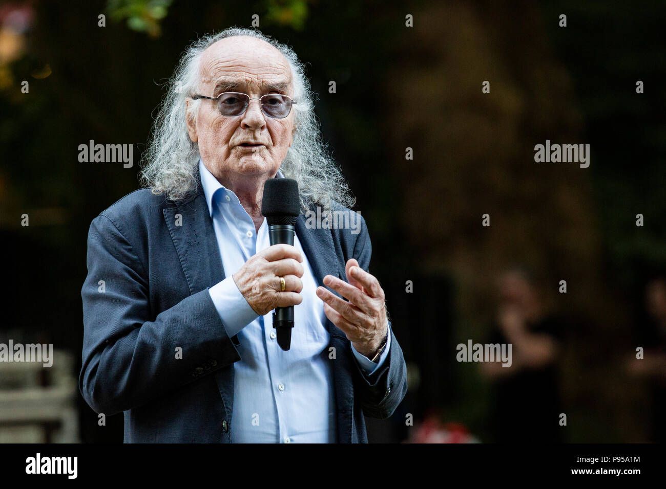 Mülheim an der Ruhr, Deutschland. 14. Juli 2018. Schauspieler und Regisseur Roberto Ciulli im Gespräch mit dem Publikum, bevor die Leistung der Verrückt (Crazy) von Eduardo De Filippo, Theater der, Weiße Nächte (Weiße Nächte) Open-Air Festival im Raffelbergpark. Foto: Bettina Strenske/Alamy leben Nachrichten Stockfoto