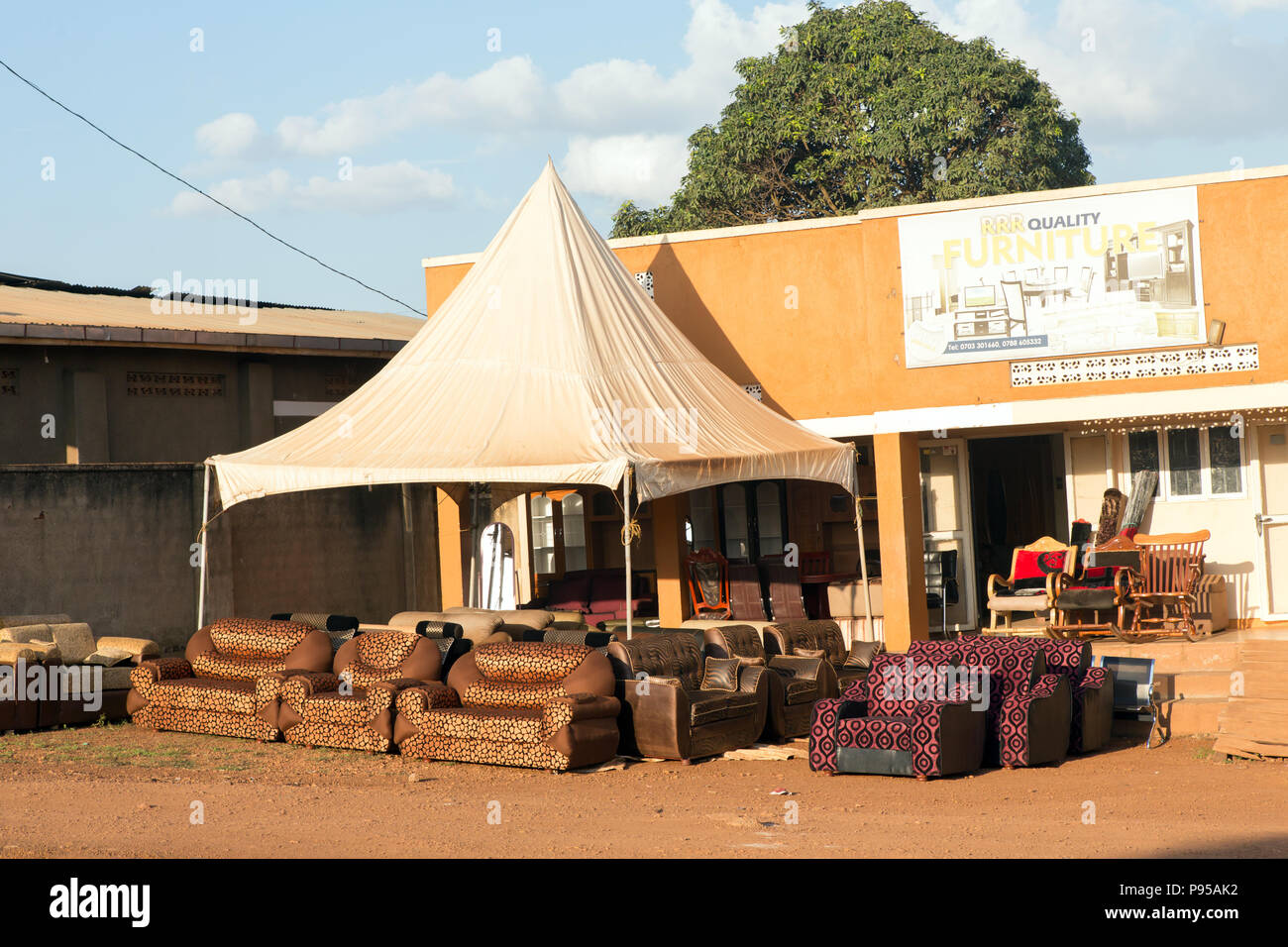 Wakiso Stadt, Uganda - Straße. Sofas sind vor einem Möbelhaus. Stockfoto