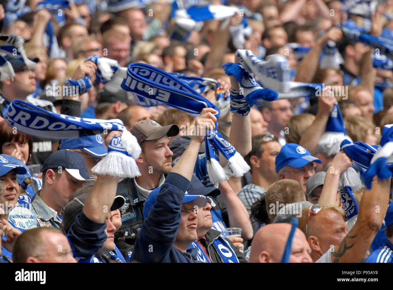 Deutschland, Nordrhein-Westfalen - Fußball-Fans des FC Schalke 04 in der Veltins Arena Stockfoto