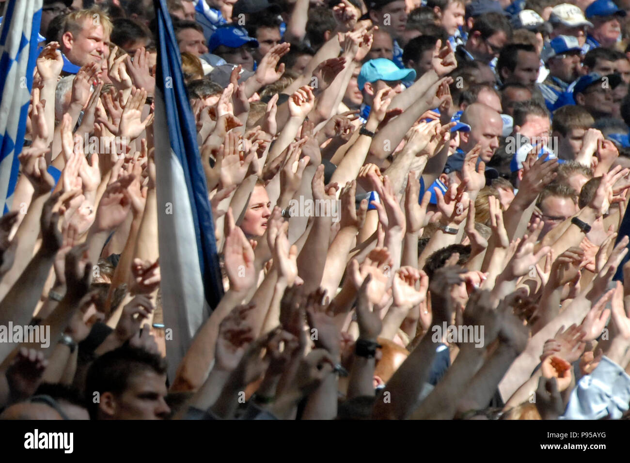 Deutschland, Nordrhein-Westfalen - Fußball-Fans des FC Schalke 04 in der Veltins Arena Stockfoto