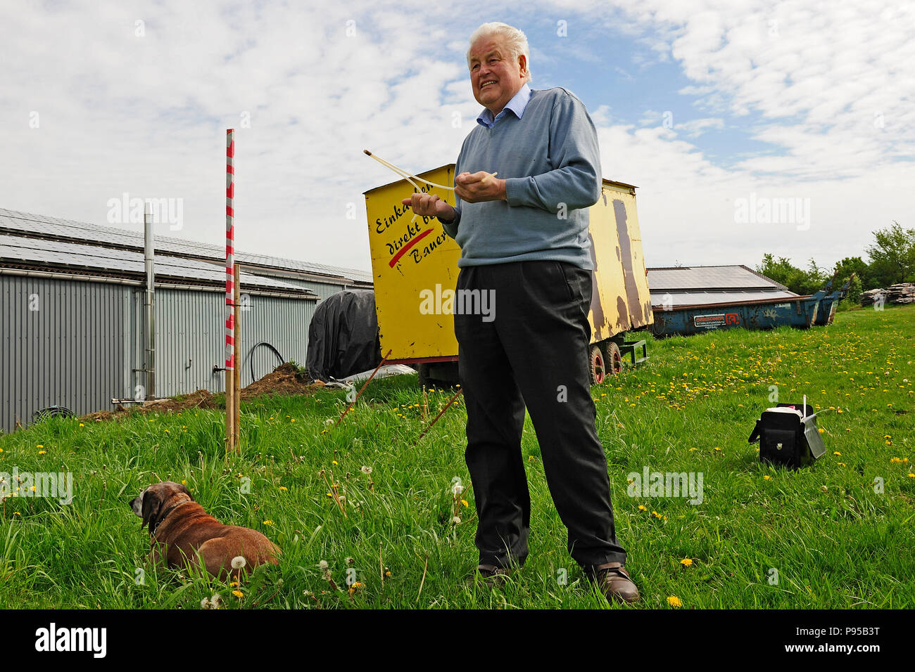 Deutschland, Nordrhein-Westfalen Rutengaenger auf einem Bauernhof Stockfoto