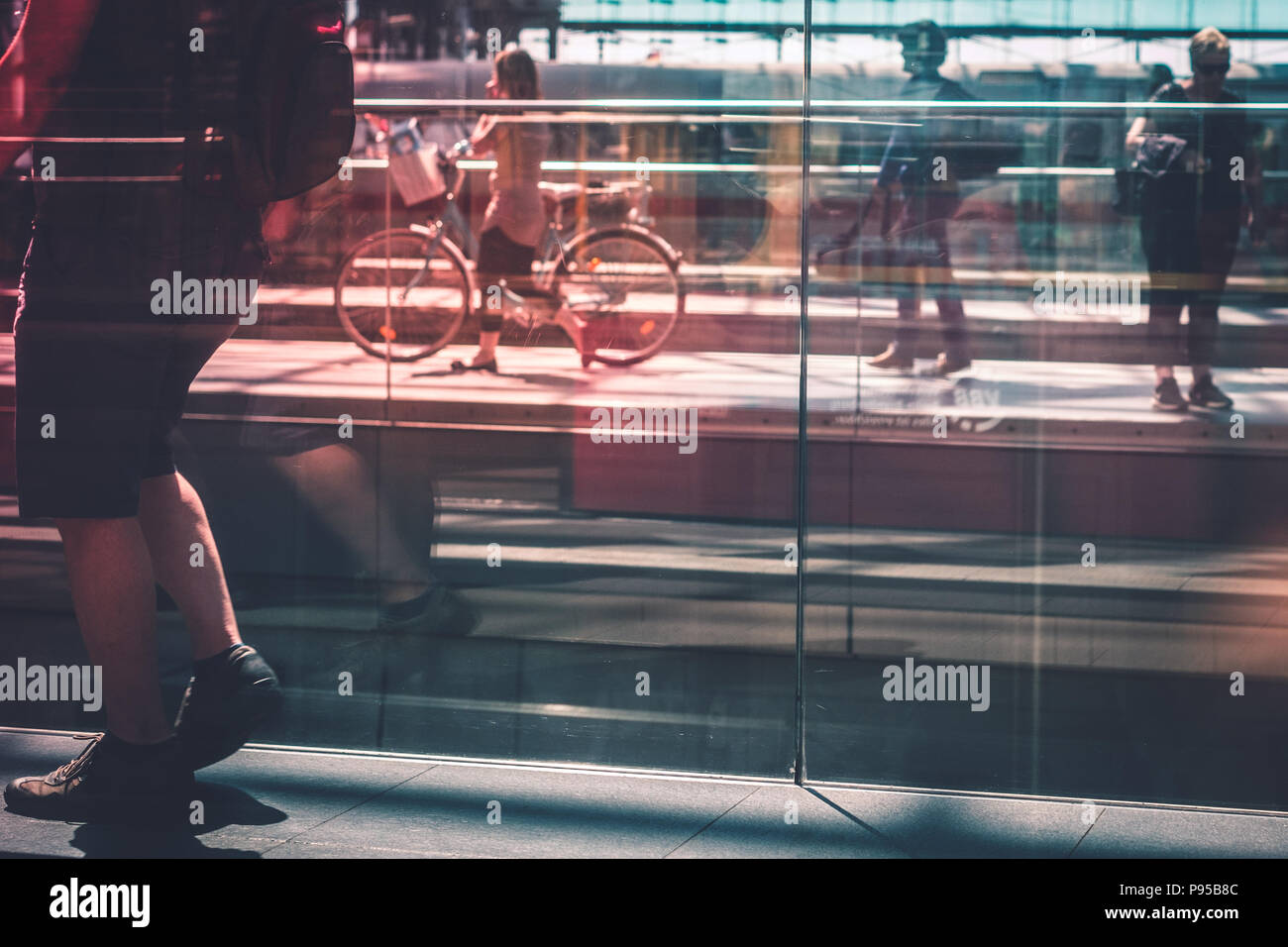 Travel Concept, Personen mit Gepäck zu Fuß auf Bahnsteig Stockfoto