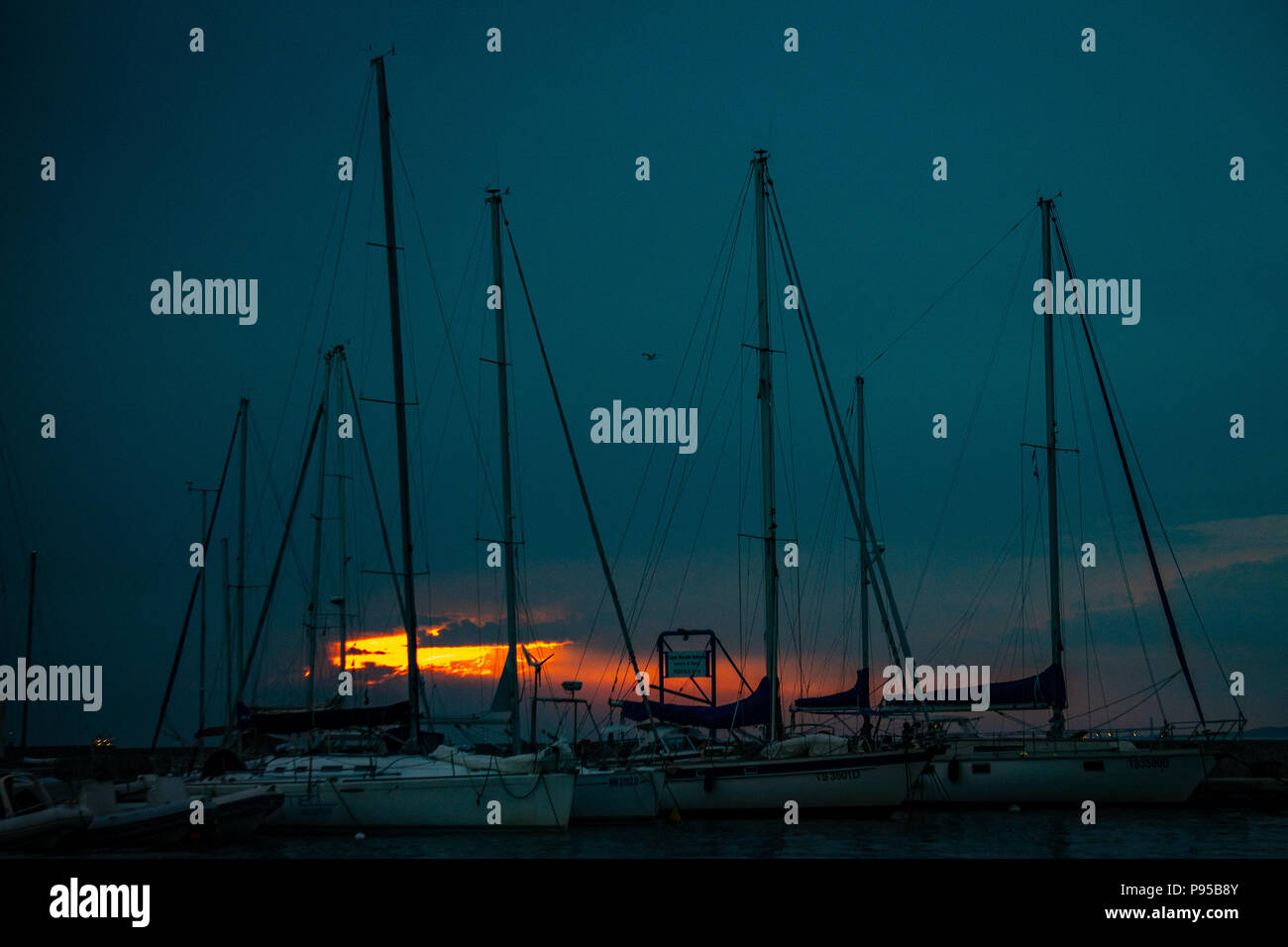 Triest, Italien, vom 14. Juli 2018 - Sonnenuntergang unter ein wenig Regen über den Hafen von Triest in Norditalien. Foto von Enrique Ufer Stockfoto