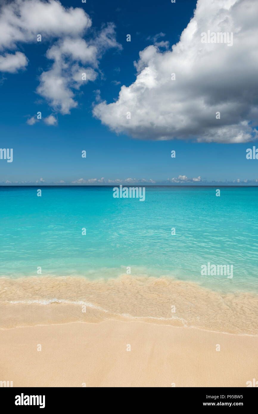 Perfekte Strand an einem sonnigen Sommertag Stockfoto