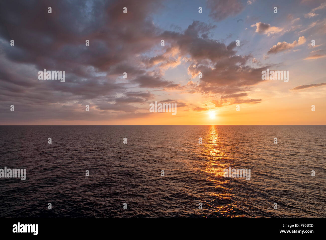 Weiten Ozean mit moderaten Wellen bei Sonnenuntergang Stockfoto
