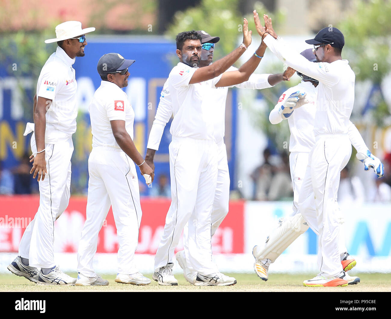 Sri Lanka. 14. Juli 2018. Sri Lanka's Dilruwan Perera (L3) feiert, nachdem er Wiket während des dritten Tag der öffnung Test Match zwischen Sri Lanka und Südafrika an der Galle International Cricket Stadion in Galle am 14. Juli 2018 abgewiesen. Credit: Lahiru hat Harshana/Pacific Press/Alamy leben Nachrichten Stockfoto