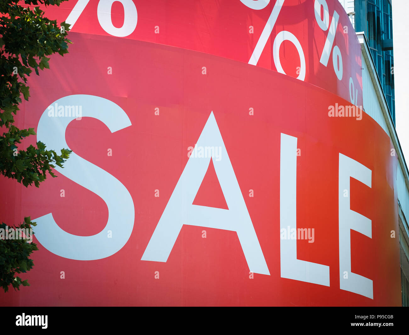 Das Wort 'Sale' auf storefront/Fassade im Einkaufsviertel Stockfoto