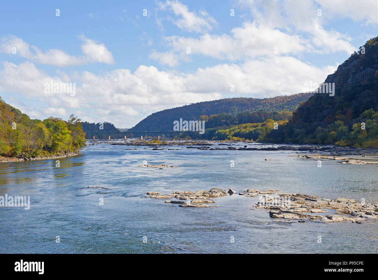 Brücke über den Shenandoah River in Harpers Ferry, West Virginia, USA. Blue Ridge Mountain in Harpers Ferry National Historical Park im Herbst. Stockfoto