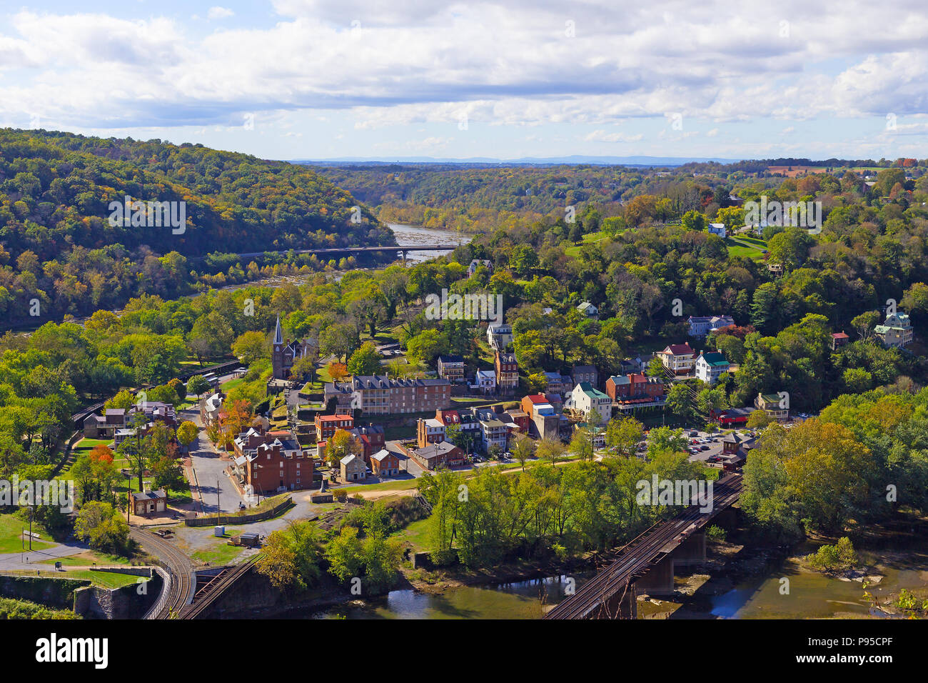 Eine Luftaufnahme auf Harpers Ferry historische Stadt und Park, West Virginia, USA. Anfang Herbst Landschaft mit Potomac und Shenandoah Flüsse. Stockfoto