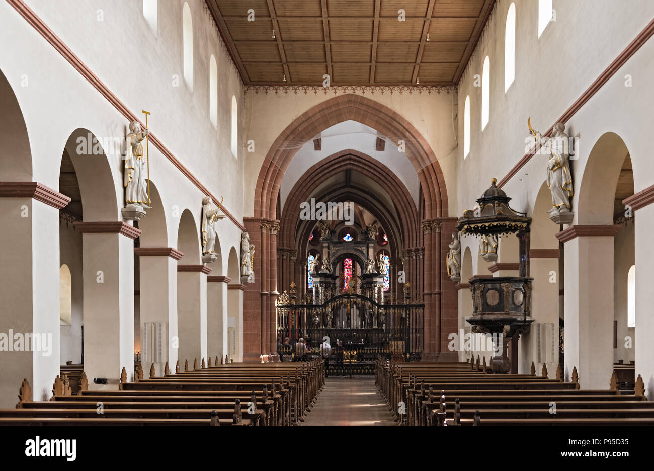 Blick durch das Kirchenschiff der Kirche St. Marcellinus und Petrus Seligenstadt, Deutschland. Stockfoto