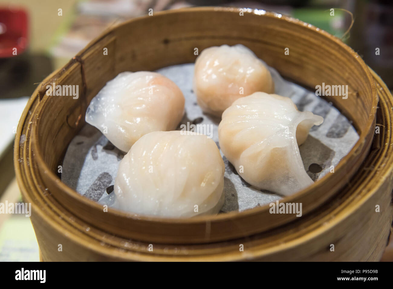 Dim Sum, traditionelle kantonesische Knödel, in Bambus Steamer gegart Stockfoto