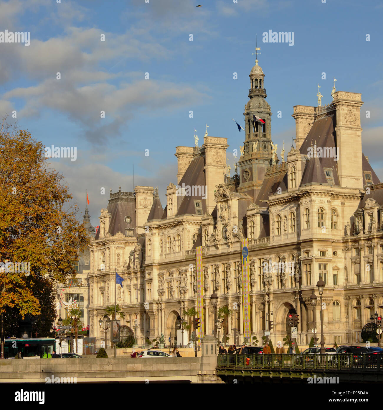 Rathaus von Paris im französischen Renaissance Stil an einem sonnigen Herbsttag Stockfoto