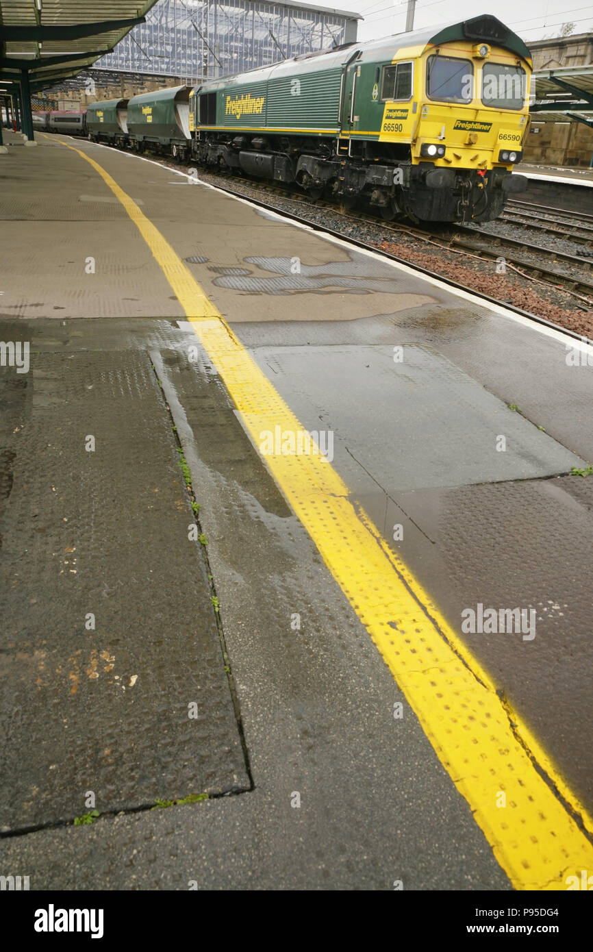Freightliner Class 66 Diesel Lokomotive 66590 in Carlisle Station, UK. Stockfoto