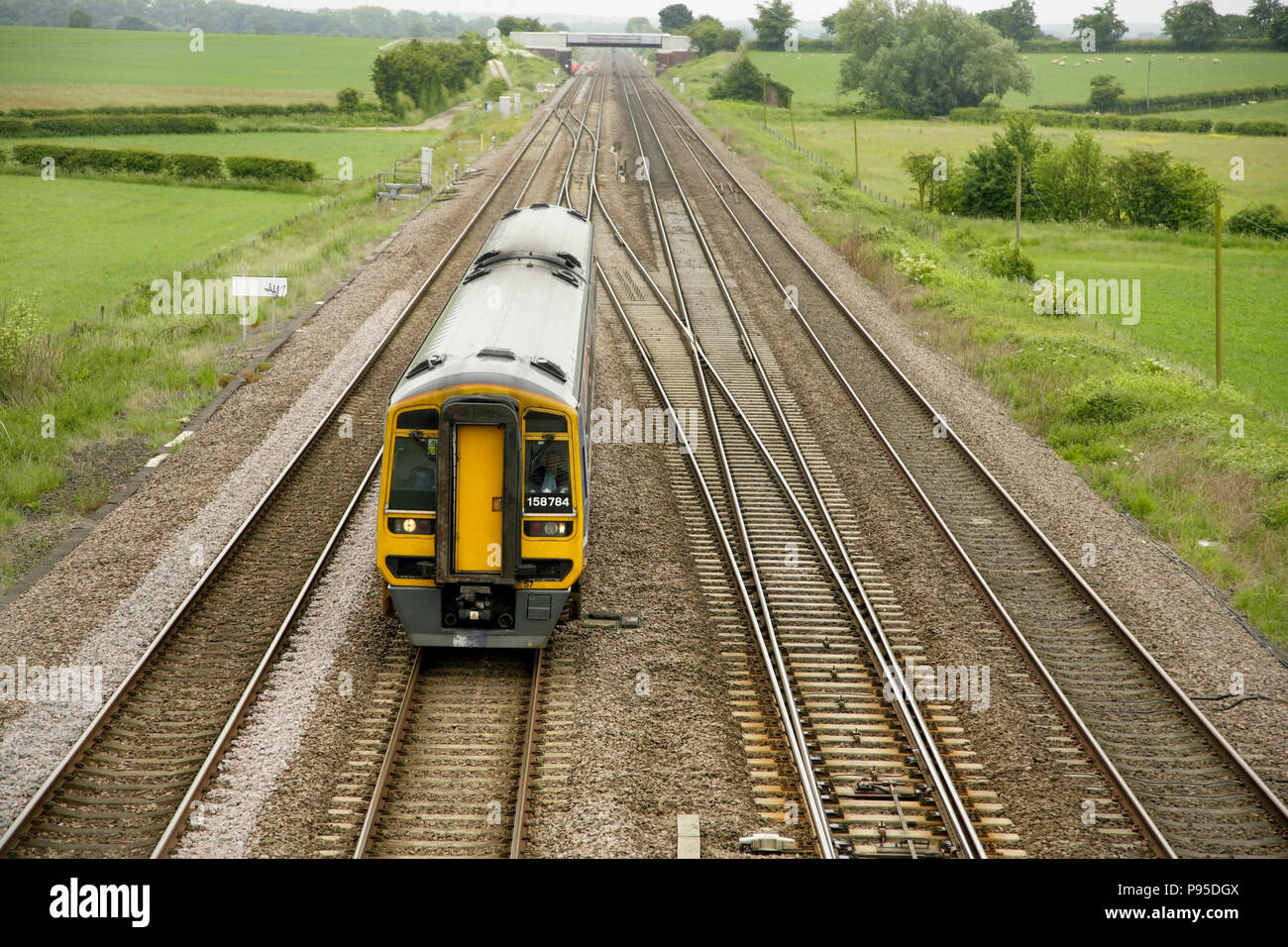Northern Rail Klasse 158 Diesel Multiple Unit Train an Colton Junction, südlich von York, UK. Stockfoto