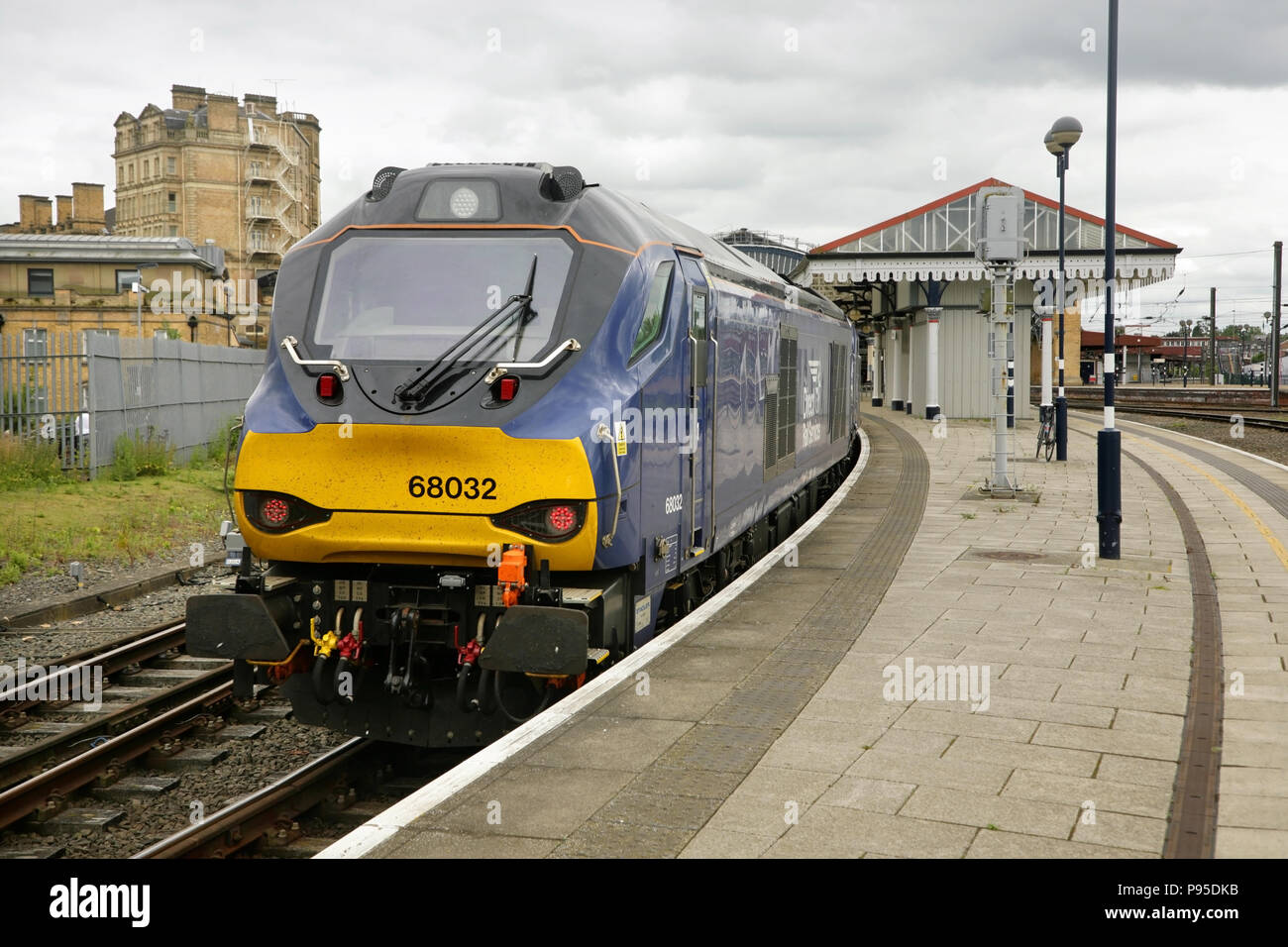 Direct Rail Services Klasse 68 Diesellok 68027 von Stadler Rail Valencia gemacht (vormals Vossloh), am York Bahnhof ankommen, UK. Stockfoto