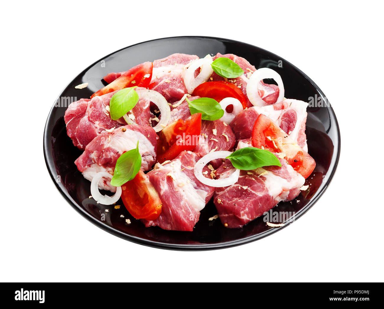 Ungekocht Shish Kebab an der Platte. Rohes Schweinefleisch Grillen auf weißem Hintergrund Stockfoto