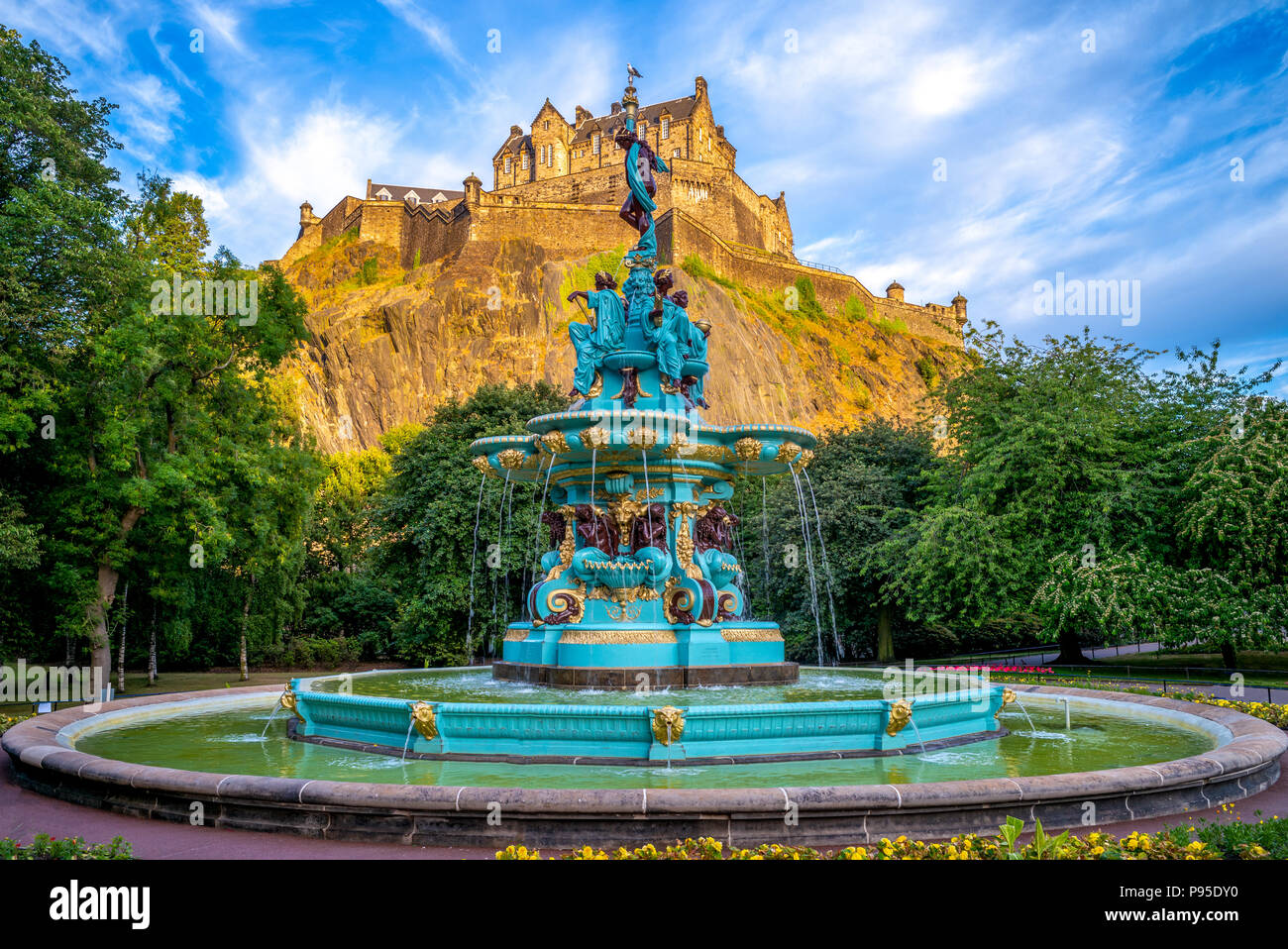 Edinburgh Castle und Ross Fountain Stockfoto