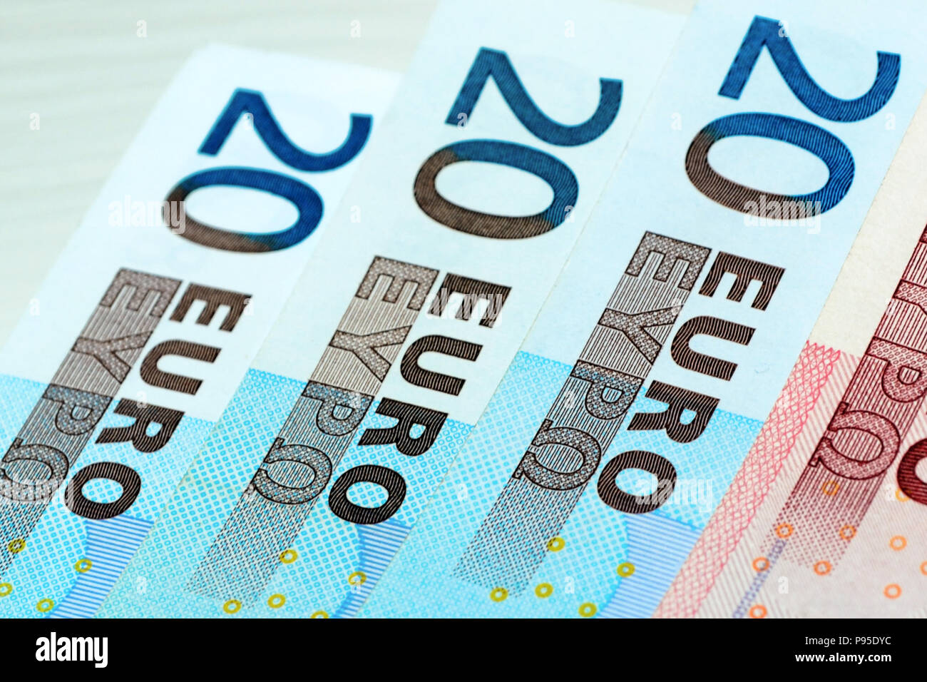 Fragment der Euro-banknoten auf hellen Hintergrund Stockfoto