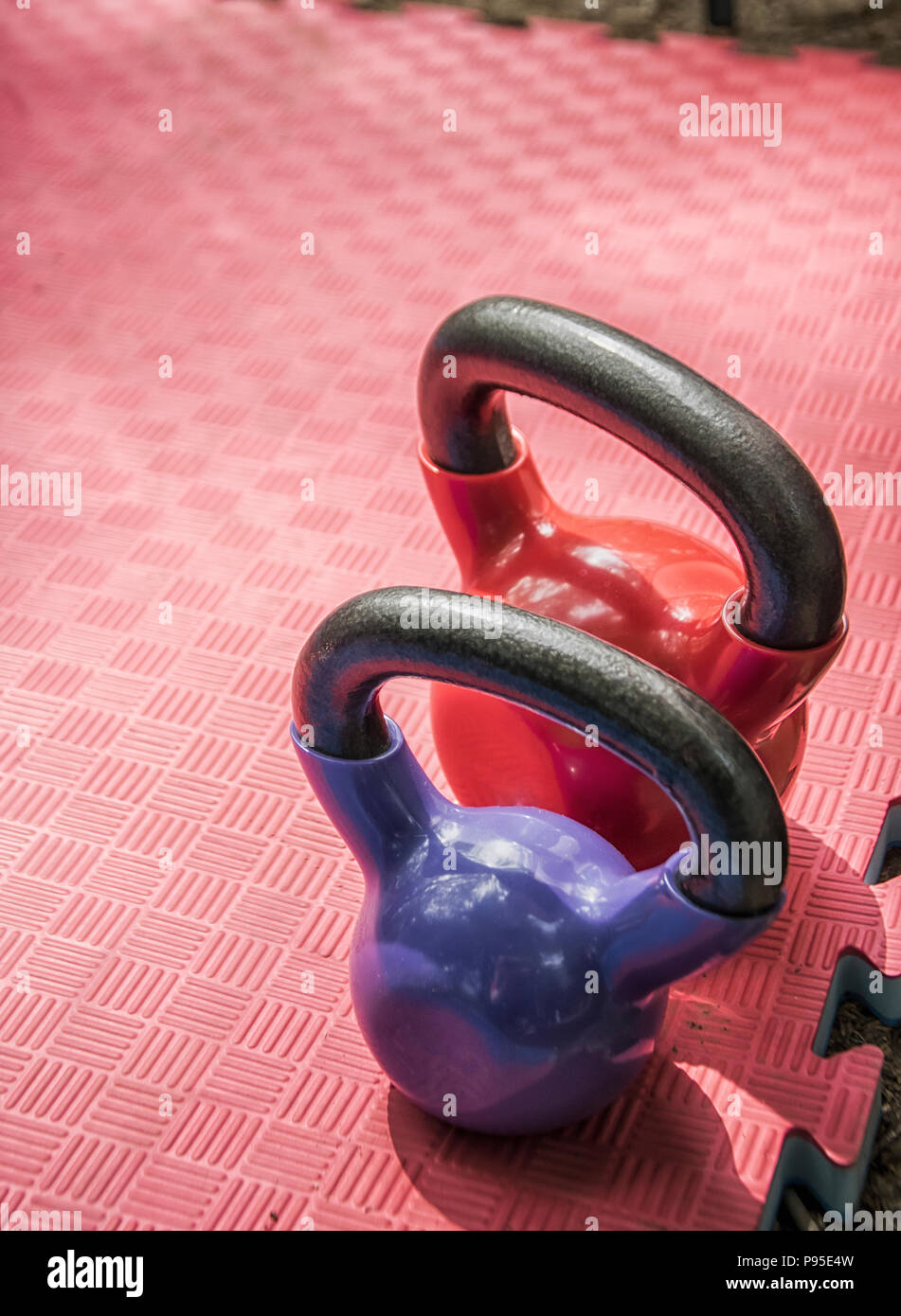 Ein paar kettlebell Gewichte auf einer Tatami Matten Stockfoto