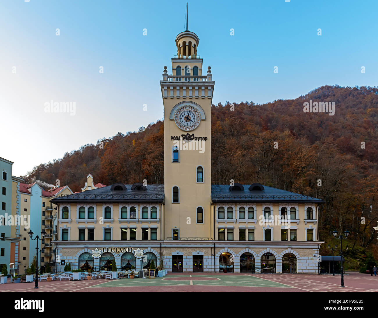 SOCHI, Russland - November 16, 2017: Roza Khutor Dorf in Sotschi, Russland. Es ist bekannten Ski- und Snowboard Resorts in Russland. Stockfoto