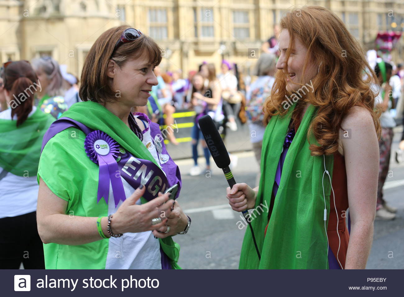 Eine Frau ist am Ende des März bis Westminster zu Ehren der Suffragetten, die Abstimmung im Jahr 1918 gewann interviewt. Stockfoto