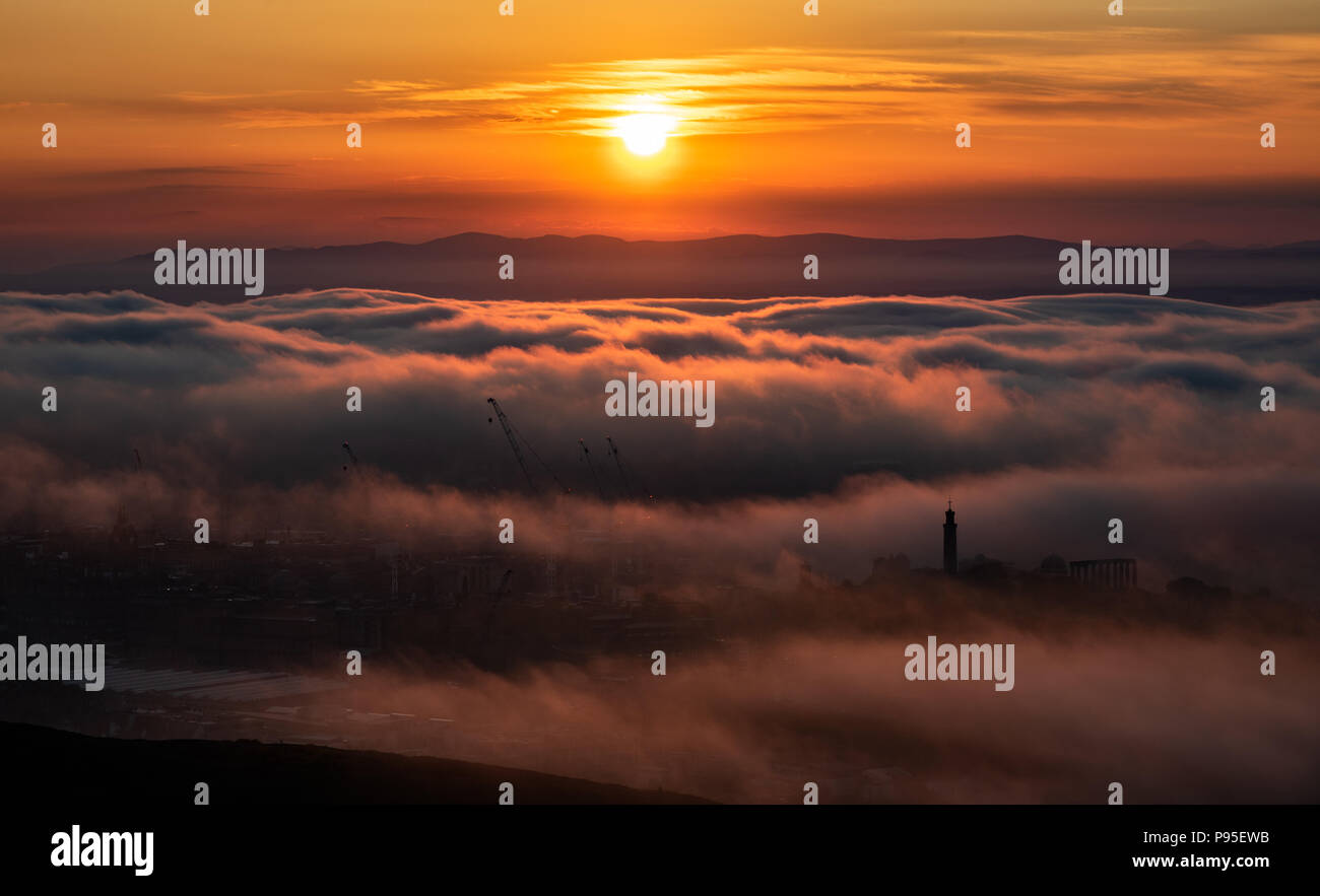 Nebel Sonnenuntergang mit Blick auf die Stadt Edinburgh, Schottland Stockfoto