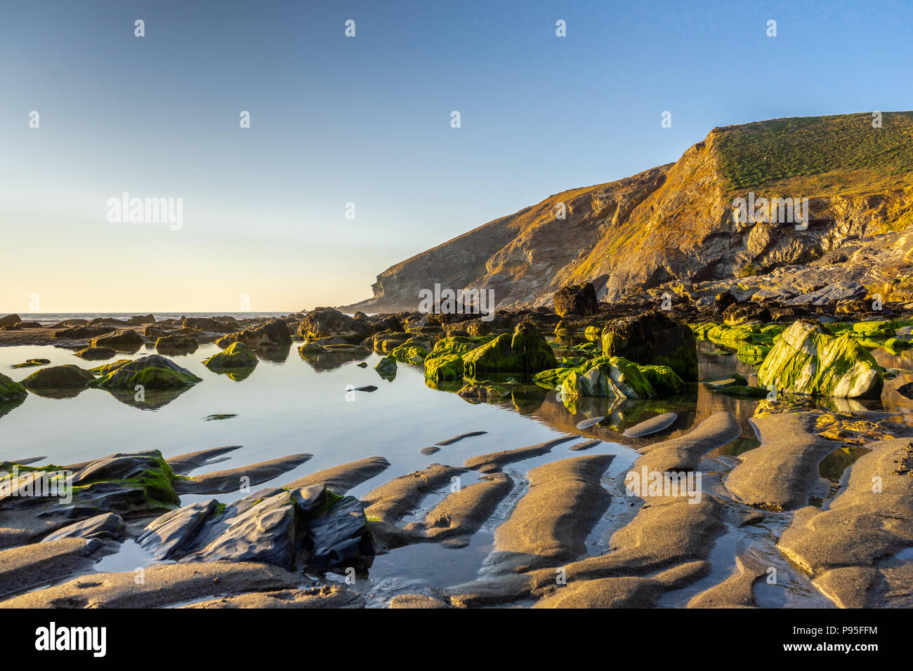Tregardock Strand Meer Sand Wellen bei Niedrigwasser im Sommer 2018, einsamen Strand abseits der ausgetretenen Pfade, North Cornwall, Cornwall, England, Großbritannien Stockfoto