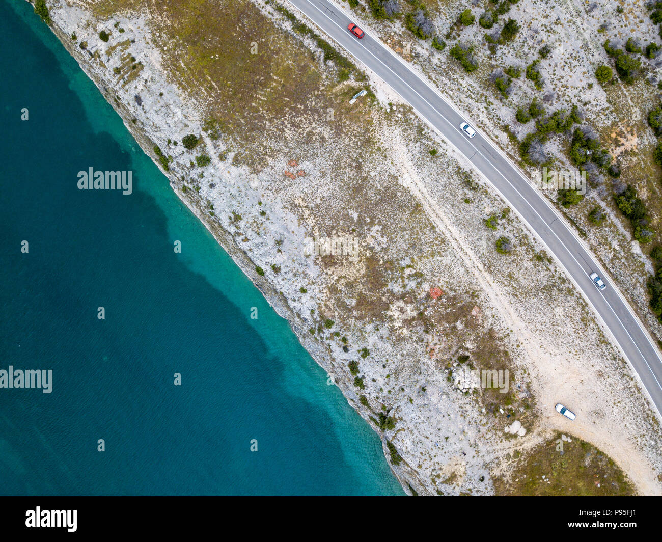 Luftaufnahme von einer Straße mit Blick auf das Meer, die Straße, die am Meer entlang führt. Die Küste Stockfoto