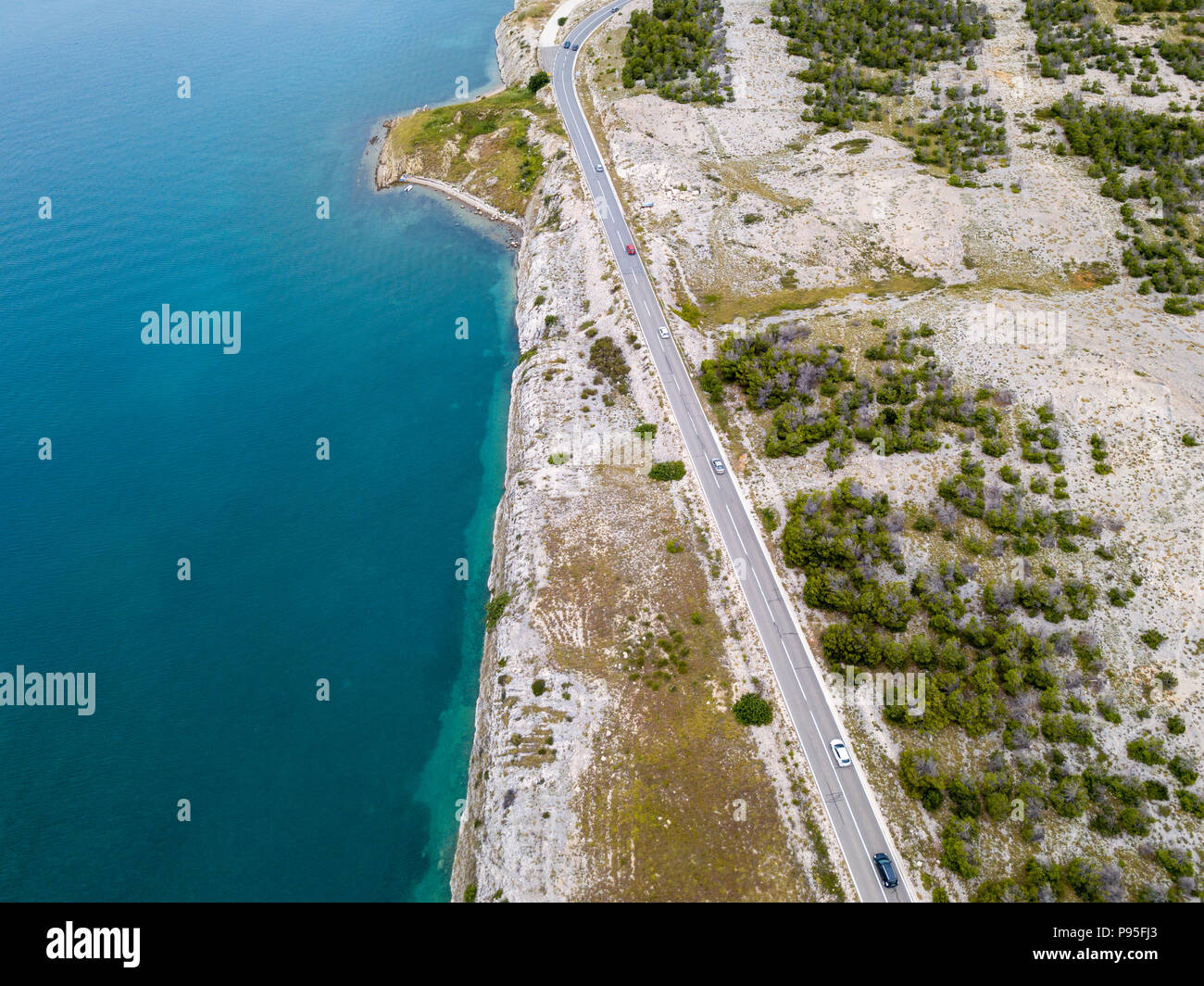 Luftaufnahme von einer Straße mit Blick auf das Meer, die Straße, die am Meer entlang führt. Die Küste Stockfoto