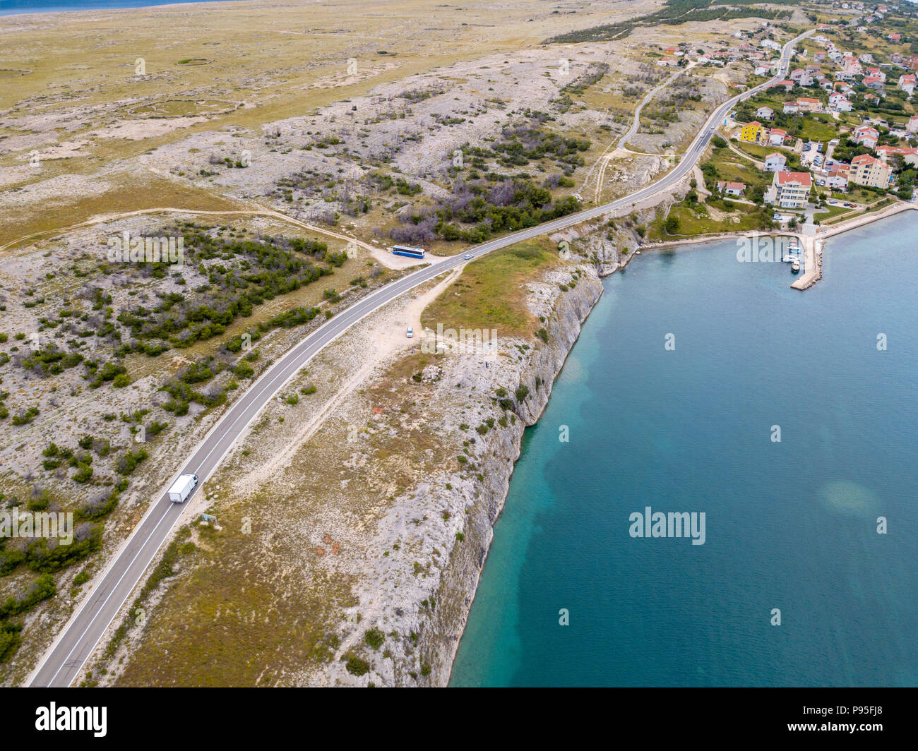 Luftaufnahme der Insel Pag, Kroatien, Kroatische Straßen und Küste, die Häuser und Gebäude der kleinen Stadt von molunat. Klippe mit Blick auf das Meer Stockfoto