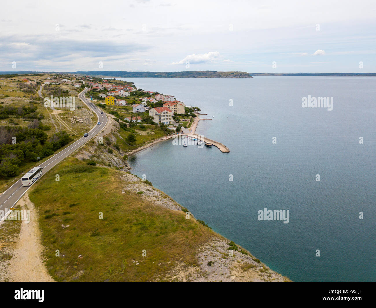 Luftaufnahme der Insel Pag, Kroatien, Kroatische Straßen und Küste, die Häuser und Gebäude der kleinen Stadt von molunat. Klippe mit Blick auf das Meer Stockfoto