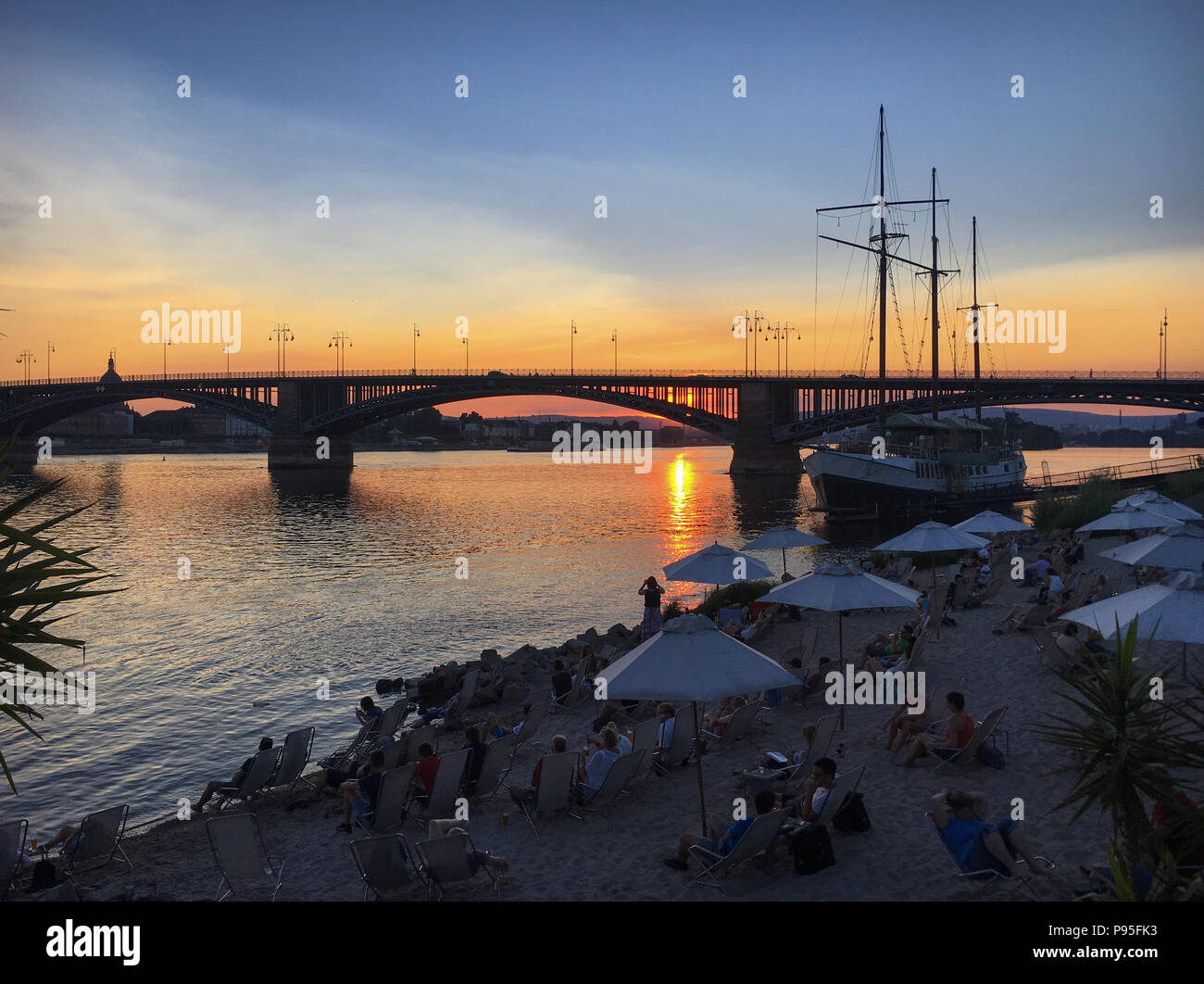 Die rheinstrand, ein Strand am Rhein im Stadtteil Kastel in der deutschen Stadt Mainz an einem schönen Sommer Sonnenuntergang Stockfoto