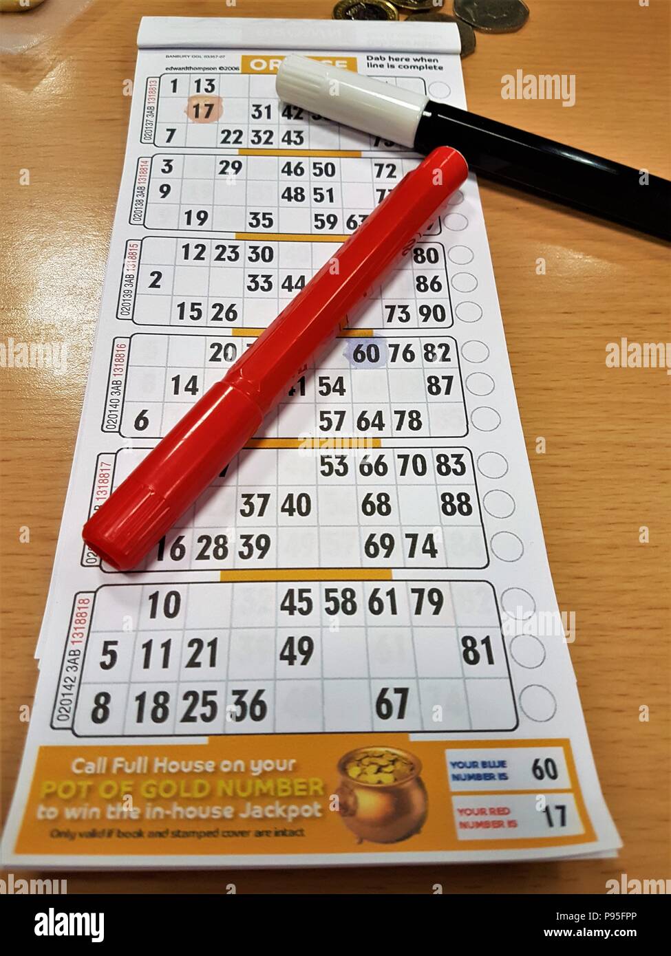 Bingo Tickets und Markierstiften Stockfoto